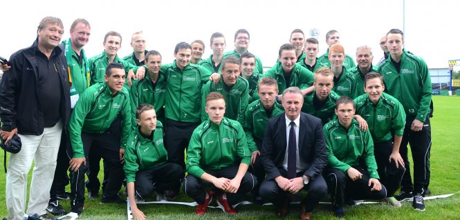 Milk Cup 2013: Die U17-Mannschaft des TuS Altenberge 09 mit Nordirlands Nationaltrainer Michael O’Neill (im Anzug). © Uwe Koopmann