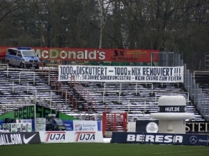 1000x diskutiert – 1000x nix passiert: das renovierungsbedürftige Preußenstadion. Quelle: Groundhopping Merseburg, „Preußen Münster v Dynamo Dresden / Münster fans complaining“, CC BY-NC 2.0, https://www.flickr.com/photos/fchmksfkcb/15806962673/